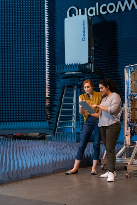 Two engineers working with Massive MIMO and 5G technology