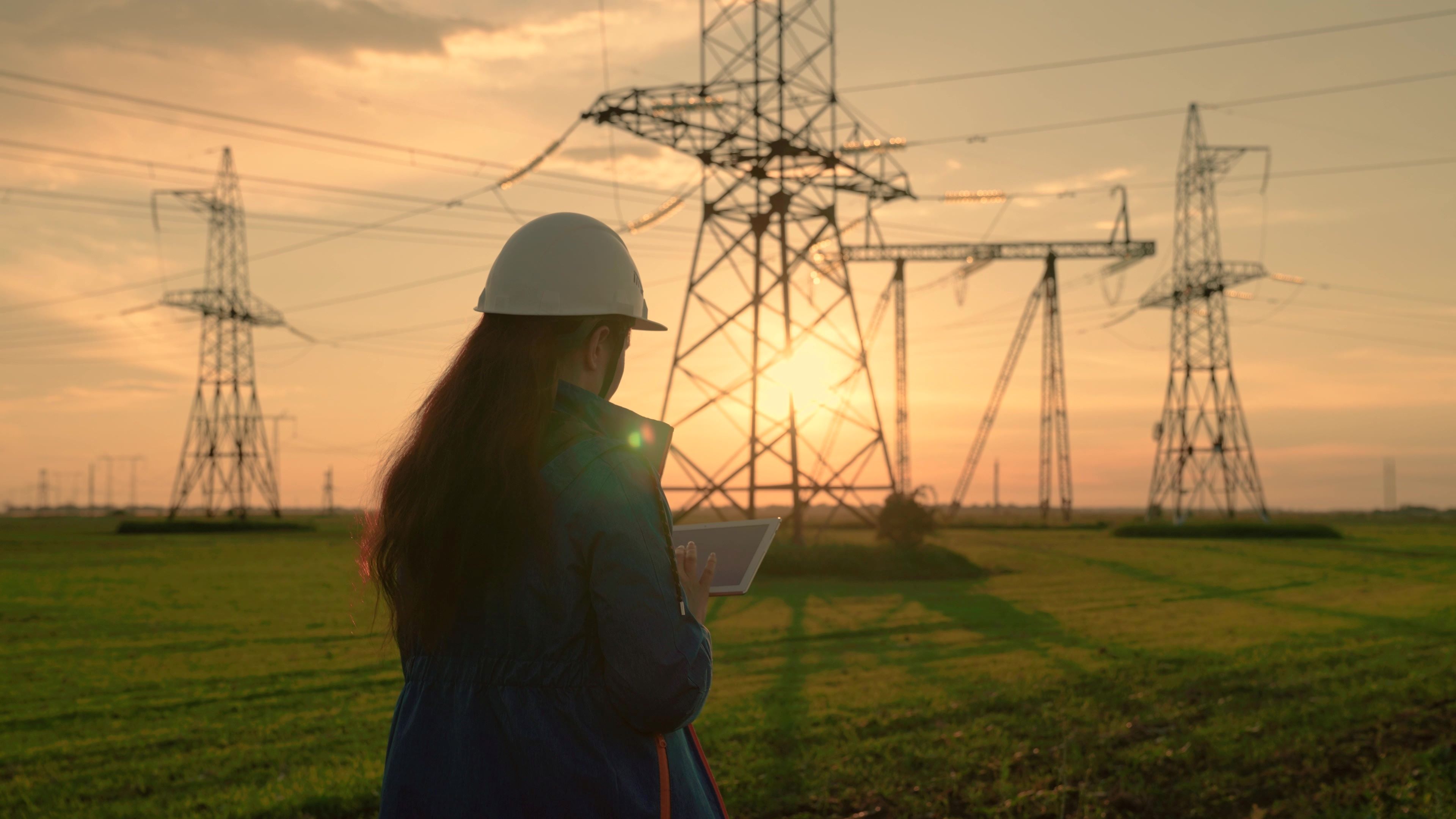 woman testing 5G URLLC near cell tower